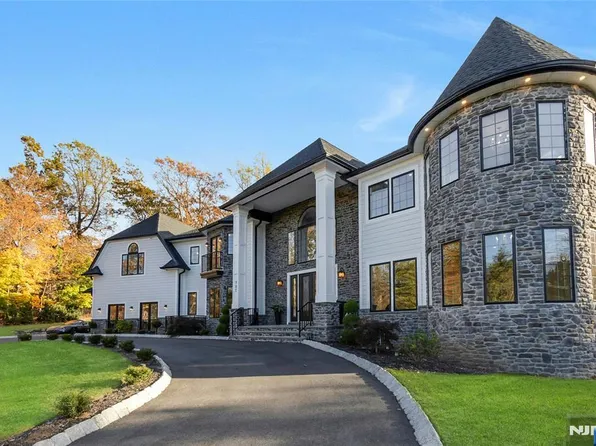 707 Black Hawk Ln, Franklin Lakes, NJ 07417