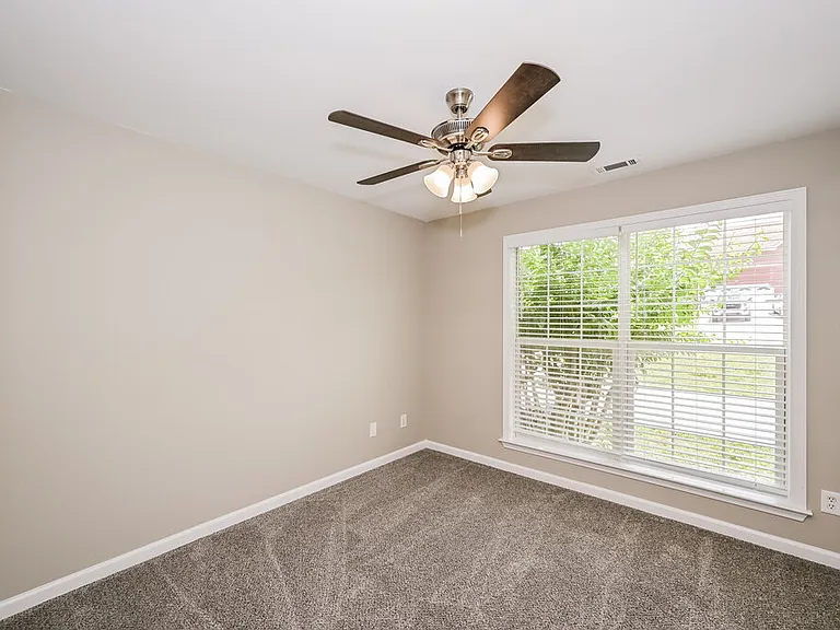 1126 Poplar Hollow Rd — Photo 14