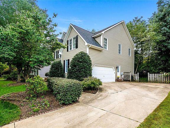 5th image of 2411 Beaconwood Dr