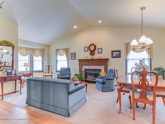 3rd image of 2337 Mount Hood Ln