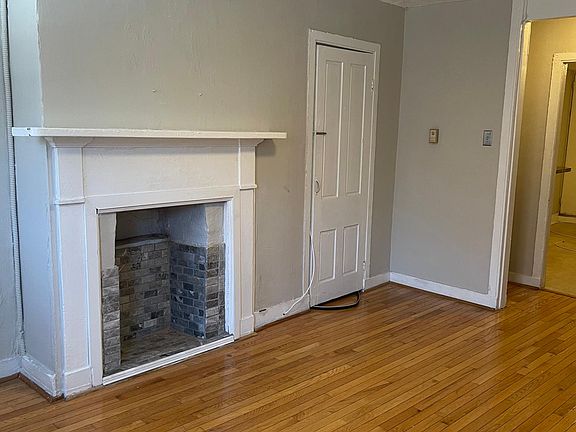 Den with none-working Fireplace
Coat Closet