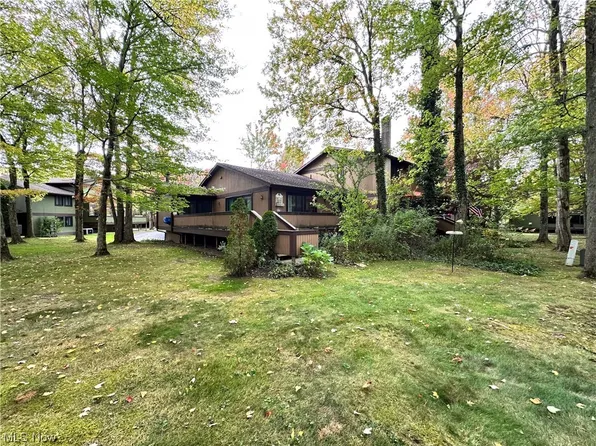17619 Walnut Trl, Chagrin Falls, OH 44023