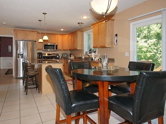5th image of 358 Lincoln Cir