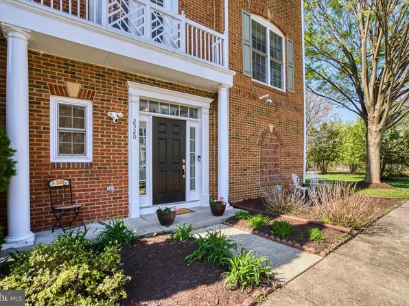 2520 Walnut Leaf Ln, Herndon, VA 20171