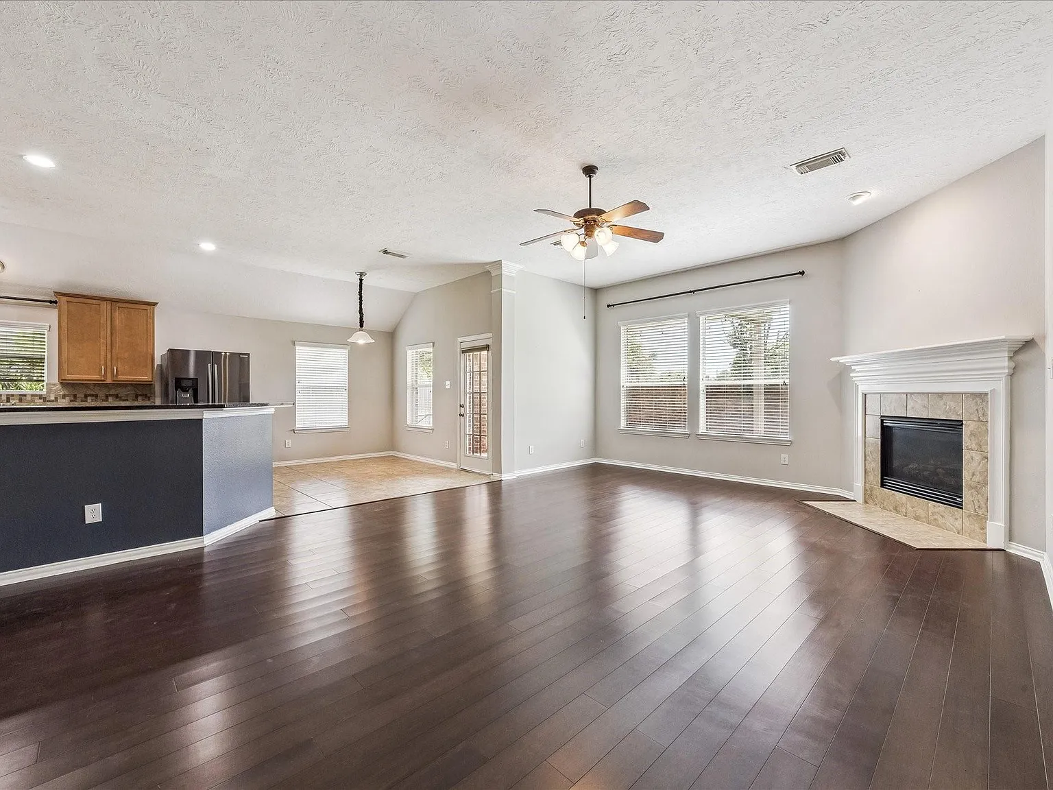 3 bed, 2.0 bath, 2333 sqft, $2,700 — Photo 3
