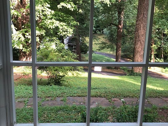 4th image of 1605 Somerset Dr