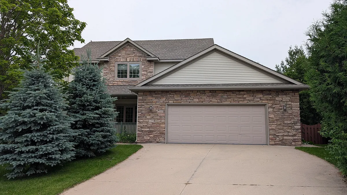 2-story house with finished walk-out basement and oversized 2-car garage - 2669 Kathleen Ln NE