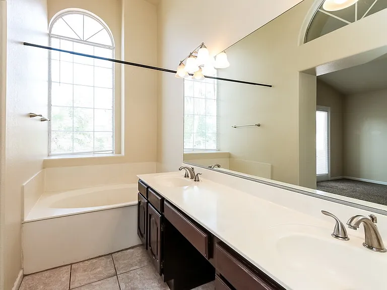 3422 E Woodland Dr — Photo 10