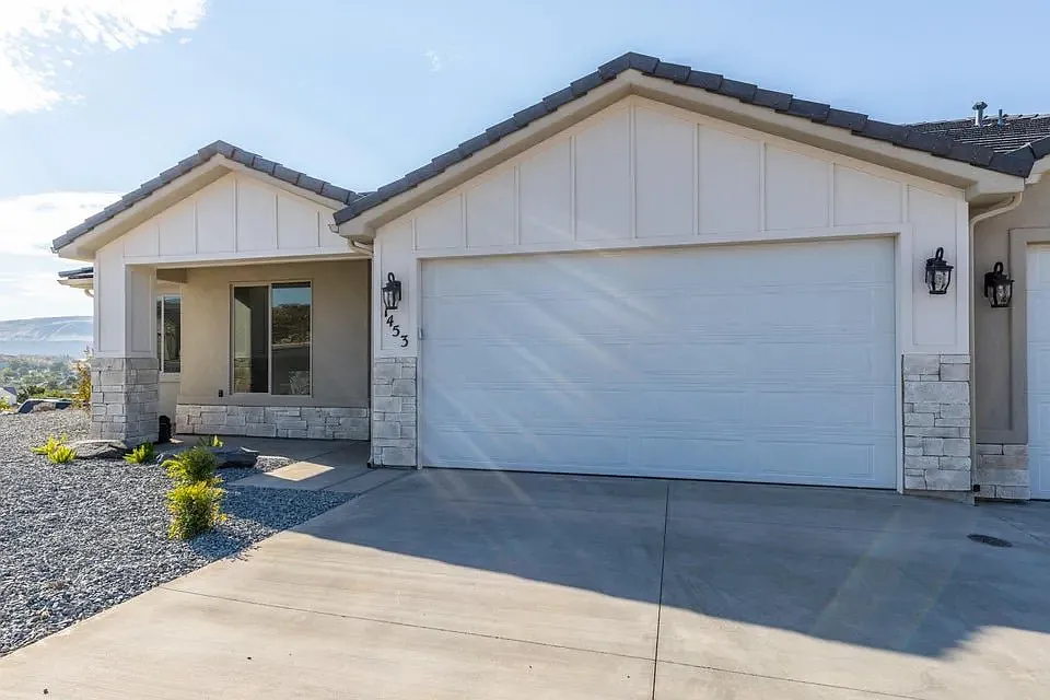 1453 W 460 N