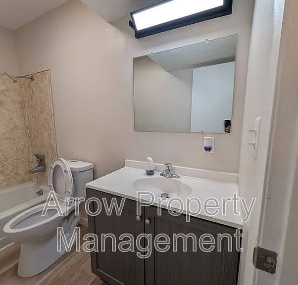 1004 18th St #203 — Photo 12