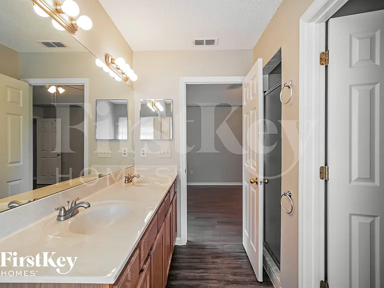 489 Mackenzie Cir — Photo 14