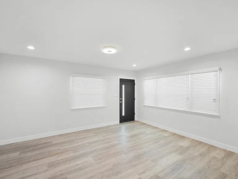 623 E Chevy Chase Dr #C — Photo 6