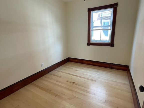 4th image of 86-88 N Winooski Ave #2