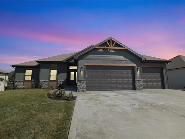 604 Blackhawke Dr, Smithville, MO 64089