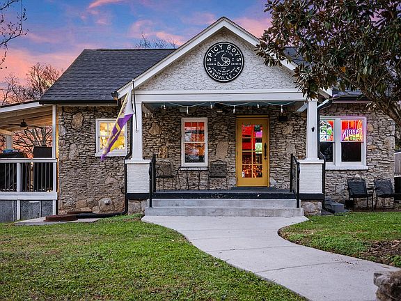 4th image of 629 Richmond Bnd