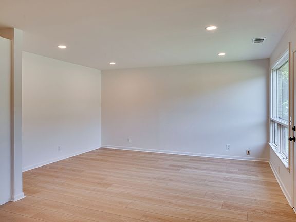 3rd image of 3234 Moorewood Dr