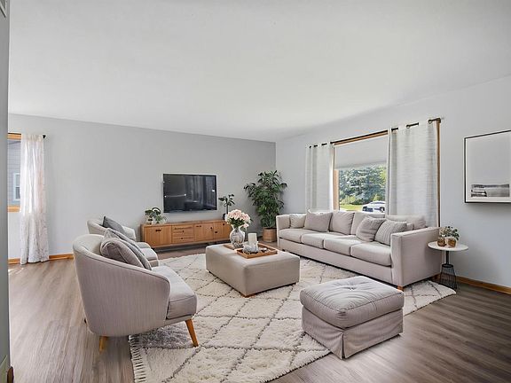 3rd image of 717 Colonial Cir