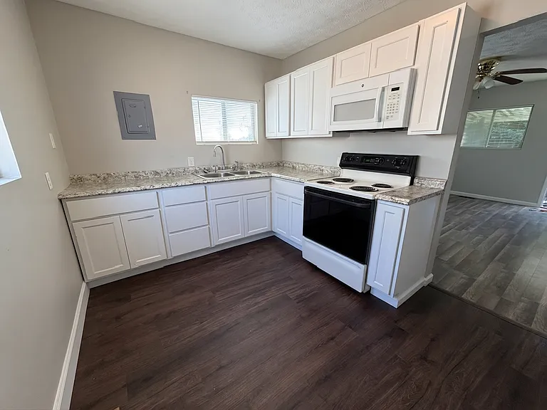 2634 Guyan Ave — Photo 4