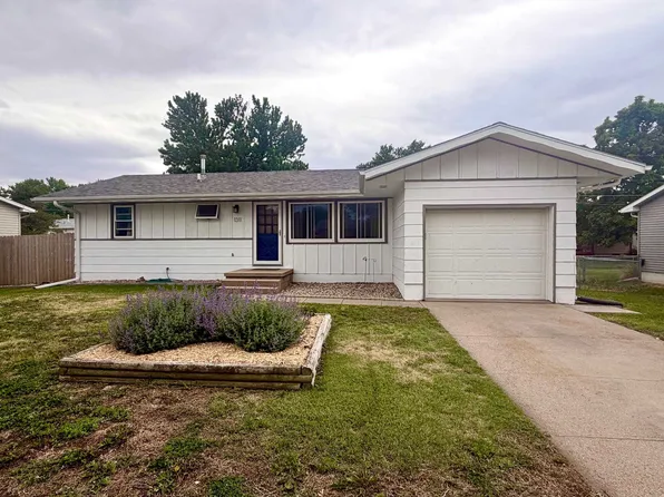 1311 E 33rd Dr, Kearney, NE 68847