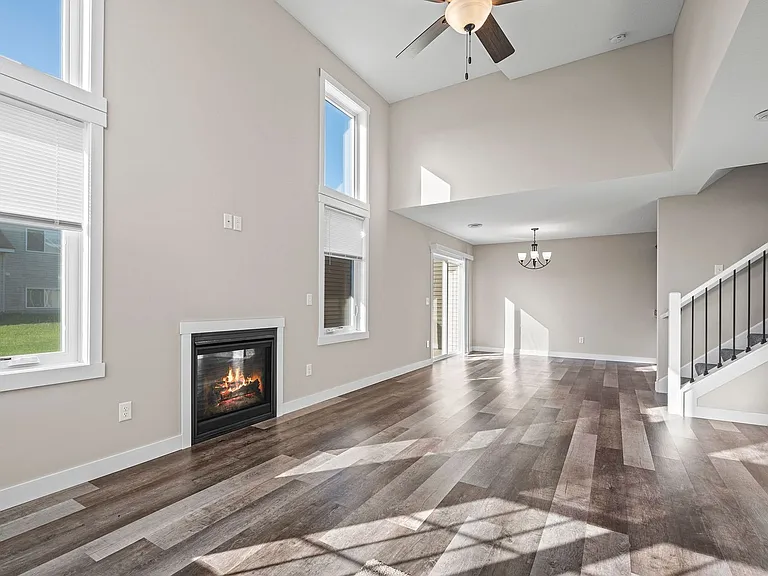 527 Meadow Ln — Photo 2