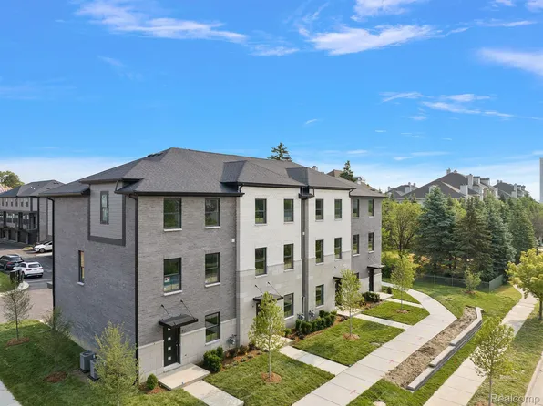 2882 Summers Pl, Troy, MI 48084