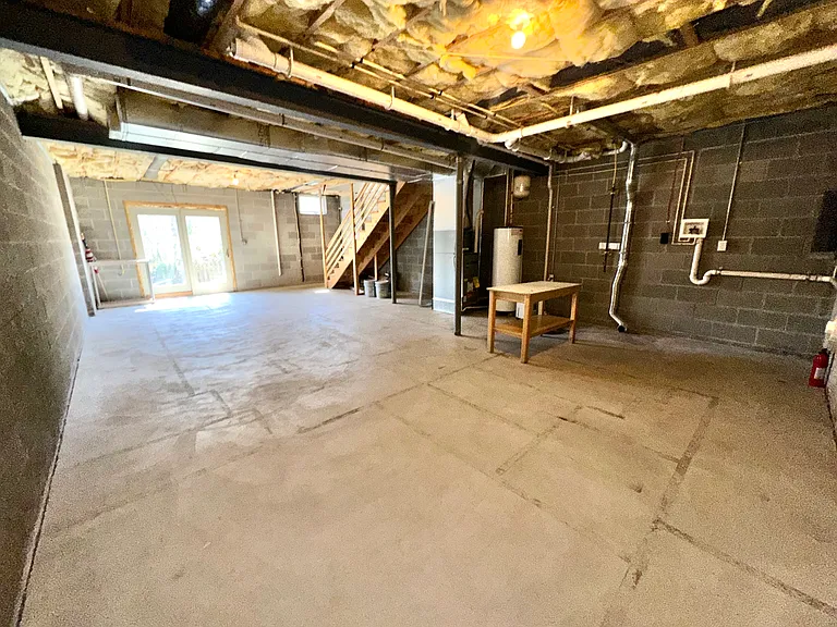 33 Sara Ln - Walkout Basement w/ Laundry Hookups (very tiny backyard)