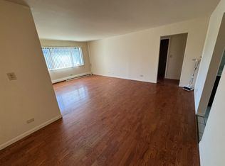 1702 W Victoria Dr #302, Mount Prospect, IL 60056
