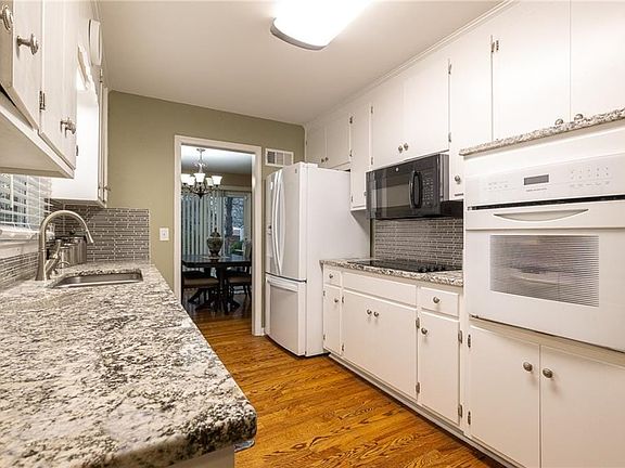 4th image of 14 W 109th St