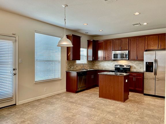 3rd image of 913 Lauren St