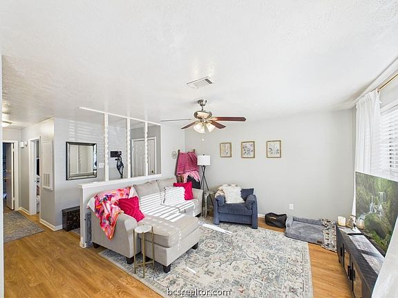 2nd image of 2203 Crest St