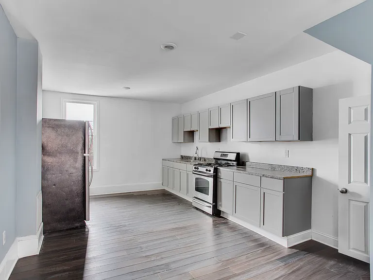 2212 W Fayette St — Photo 22