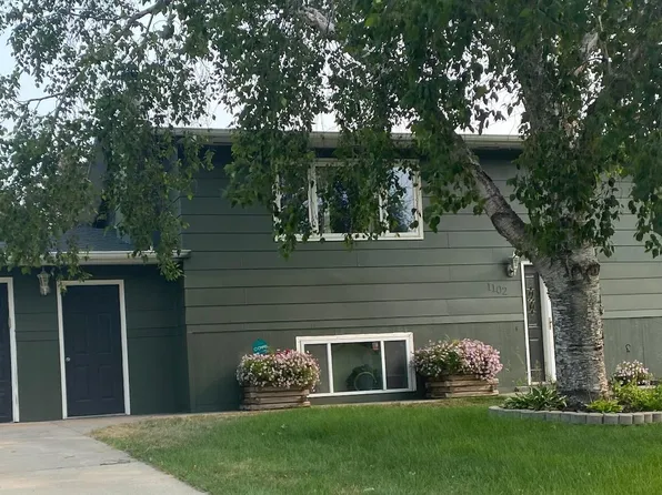 1102 9th St SW, Jamestown, ND 58401