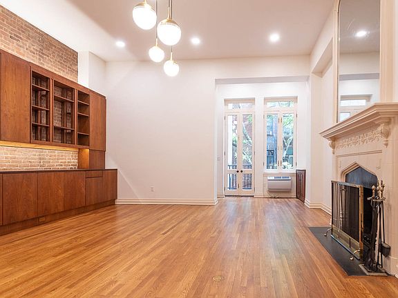 3rd image of 53 W 74th St