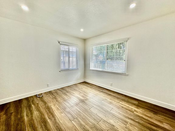 4th image of 427 Morse Ave