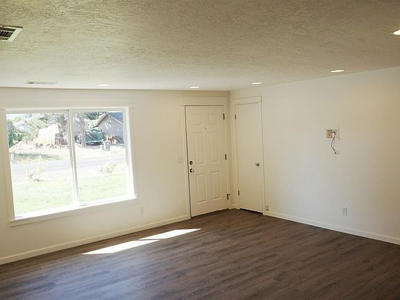 4th image of 2460 Thorn Oak Dr