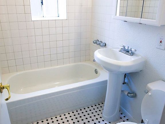 4th image of 1975 N Beachwood Dr #406