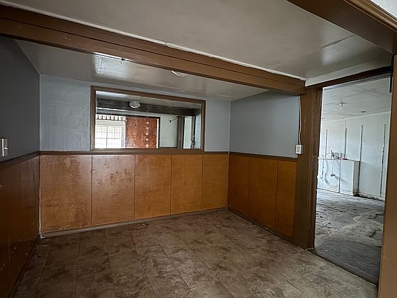 4th image of 215 W Bedford