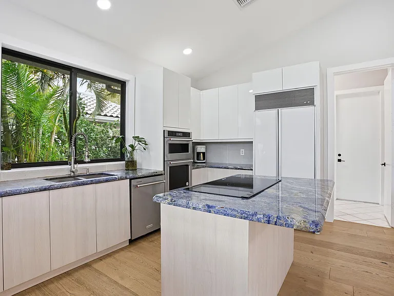 11180 Isle Brook Ct — Photo 44
