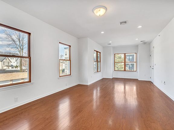 3rd image of 18 Baldwin St #3C