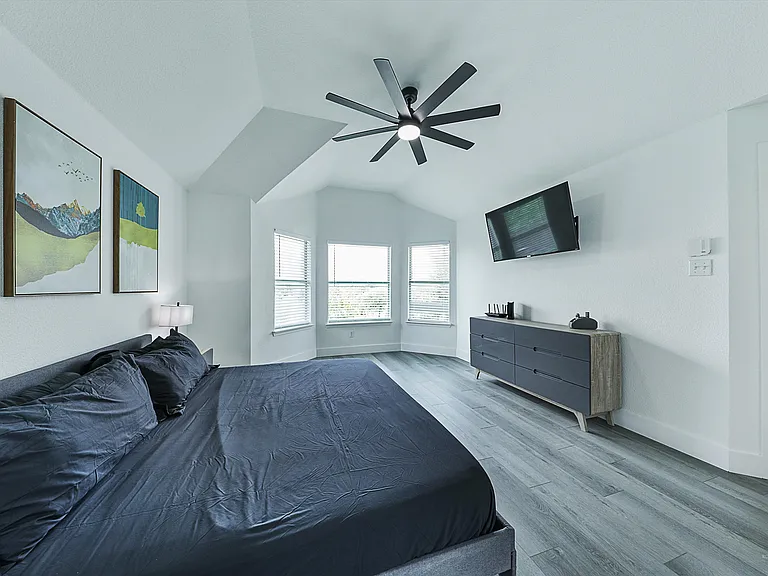 Master Bedroom - Floor 2