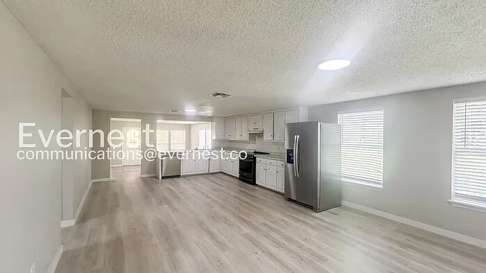 3 bed, 2.0 bath, 1450 sqft, $1,555 — Photo 2