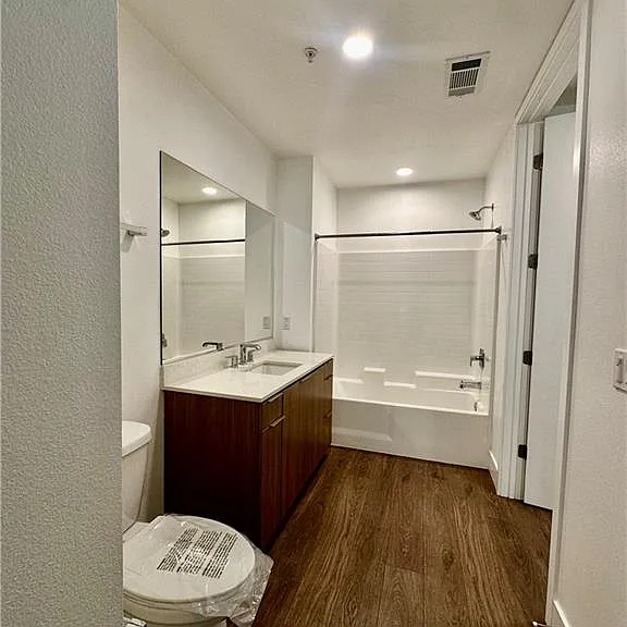 709 E Walnut St #418 — Photo 6