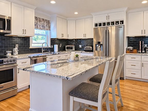 3rd image of 11 University Ln