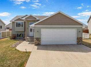 2772 Heritage Dr, Minot, ND 58703