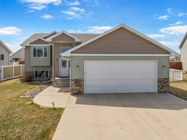 2772 Heritage Dr, Minot, ND 58703