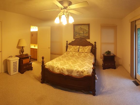 Master Bedroom -entry level