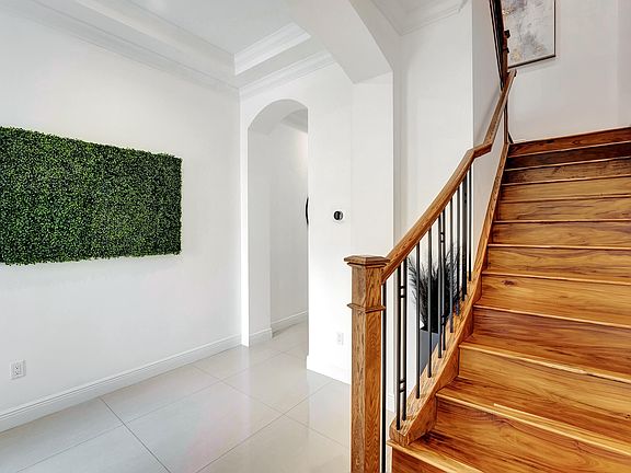 4th image of 500 NE Wavecrest Way