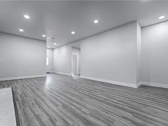 4th image of 1004 Grande Dr