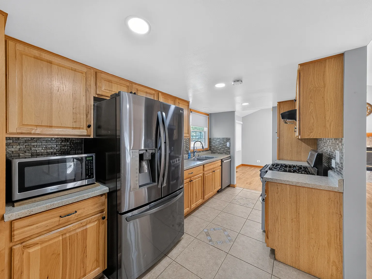 3 bed, 1850 sqft, $3,240 — Photo 3