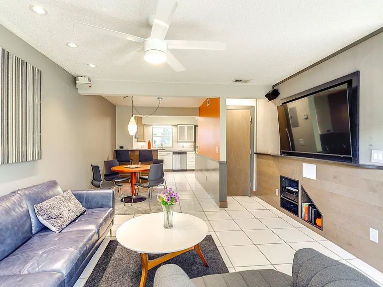 2927 W Santiago St — Photo 5
